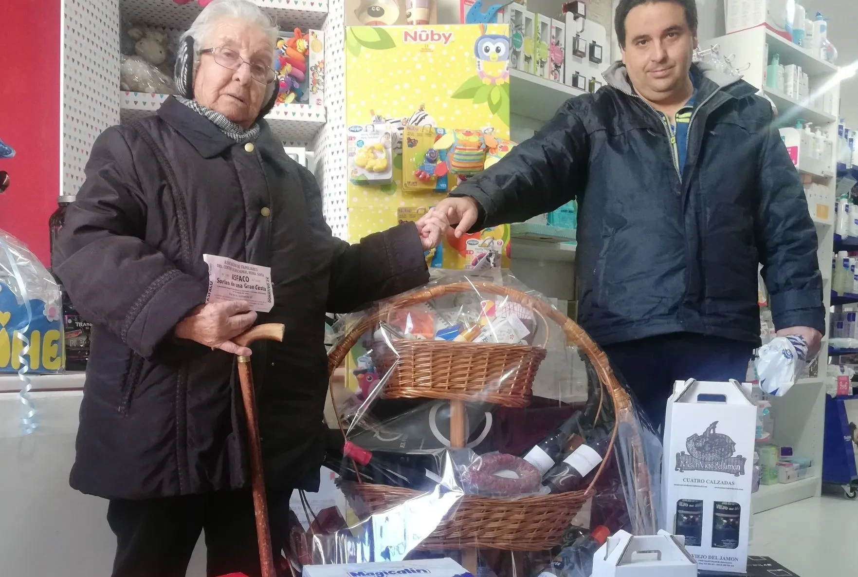 Victoria, de 95 años y vecina de Carpio, ganadora de la cesta de ASFACO