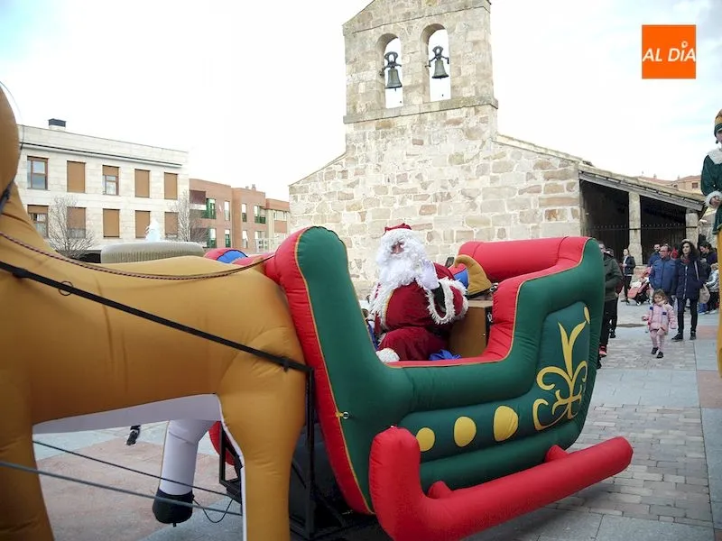 Foto 5 - Pap&aacute; Noel desembarca en Carbajosa repartiendo regalos e ilusi&oacute;n