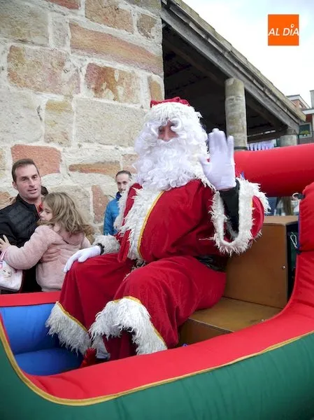 Foto 4 - Pap&aacute; Noel desembarca en Carbajosa repartiendo regalos e ilusi&oacute;n