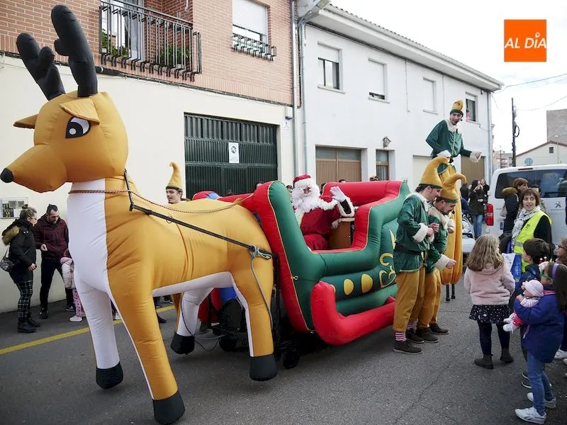 Foto 2 - Pap&aacute; Noel desembarca en Carbajosa repartiendo regalos e ilusi&oacute;n