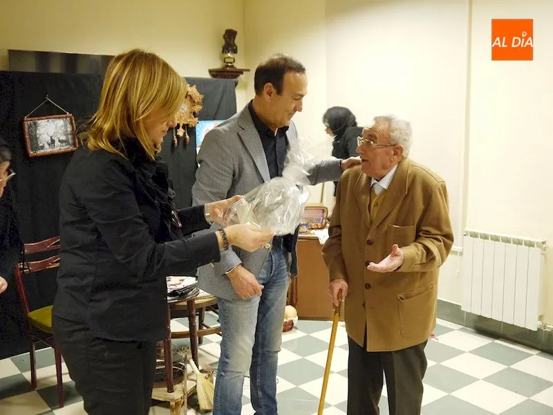Foto 8 - Carbajosa homenajea a sus vecinos m&aacute;s longevos