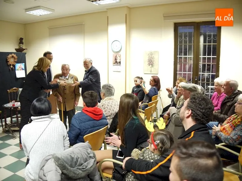 Foto 3 - Carbajosa homenajea a sus vecinos m&aacute;s longevos