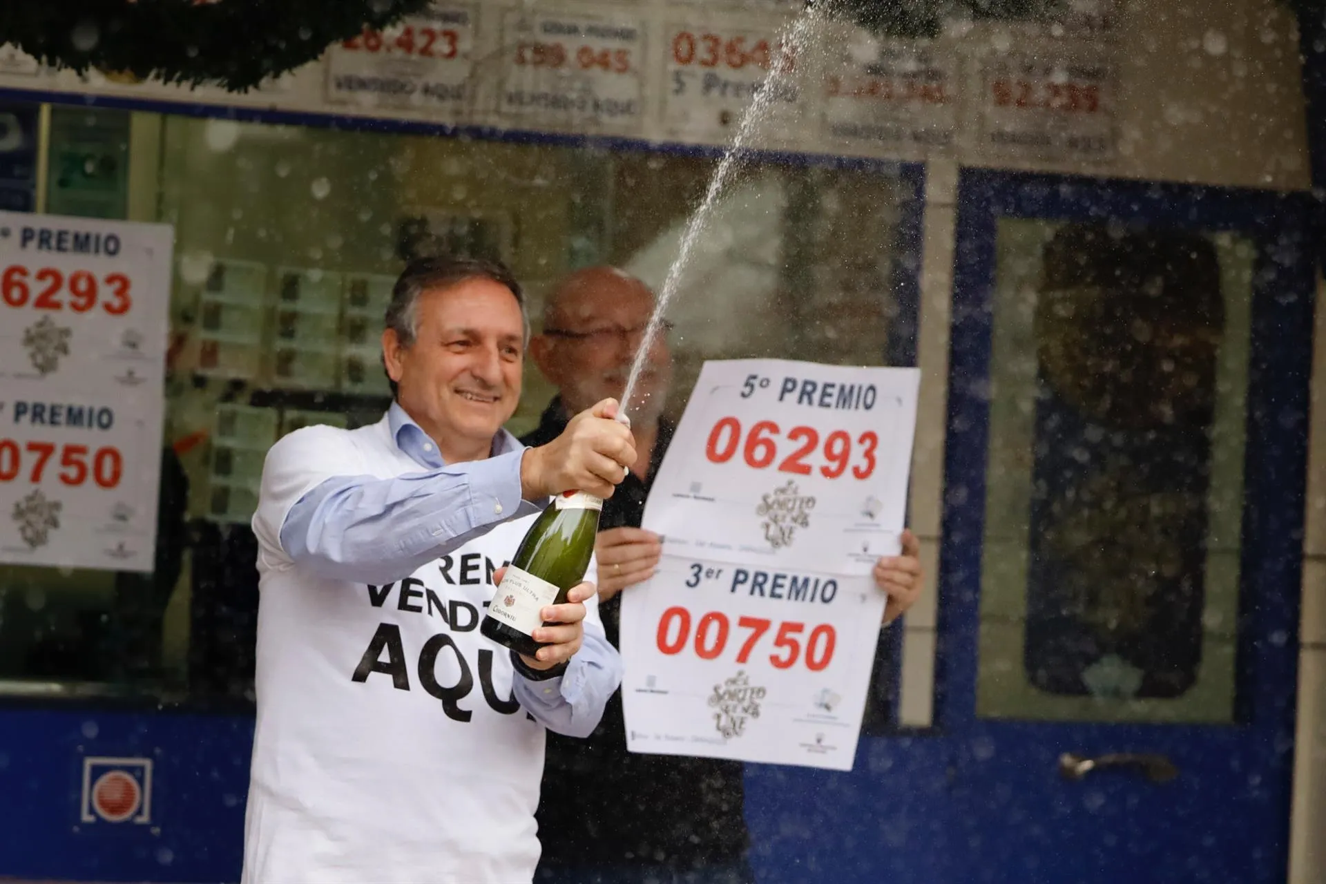 Un agraciado por el Sorteo Extraordinario de la Lotería de Navidad 2019 celebra su suerte en la administración situada en la calle Don Jaime I, 11 de Zaragoza, que ha distribuido parte del tercer (00750) y quinto premio (06293) en Zaragoza / Europa Press