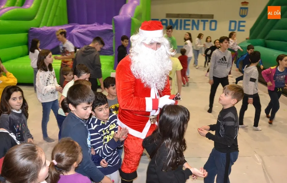 Papá Noel empieza en Navilandia su visita a los niños mirobrigenses  
