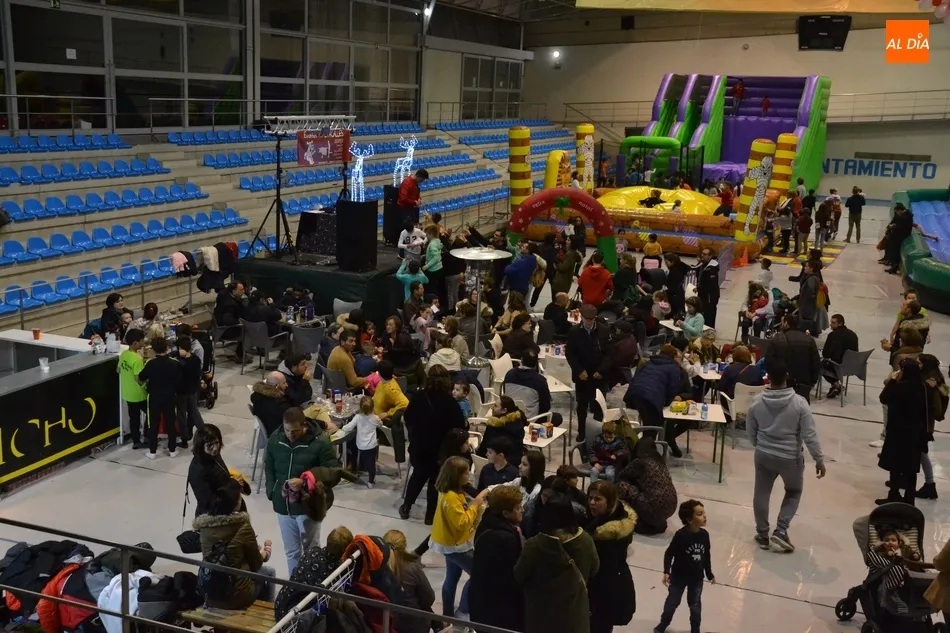 Foto 4 - Pap&aacute; Noel empieza en Navilandia su visita a los ni&ntilde;os mirobrigenses  