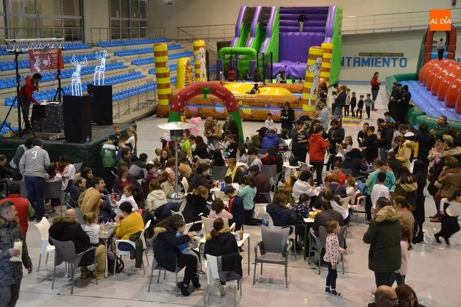 Foto 3 - Pap&aacute; Noel empieza en Navilandia su visita a los ni&ntilde;os mirobrigenses  