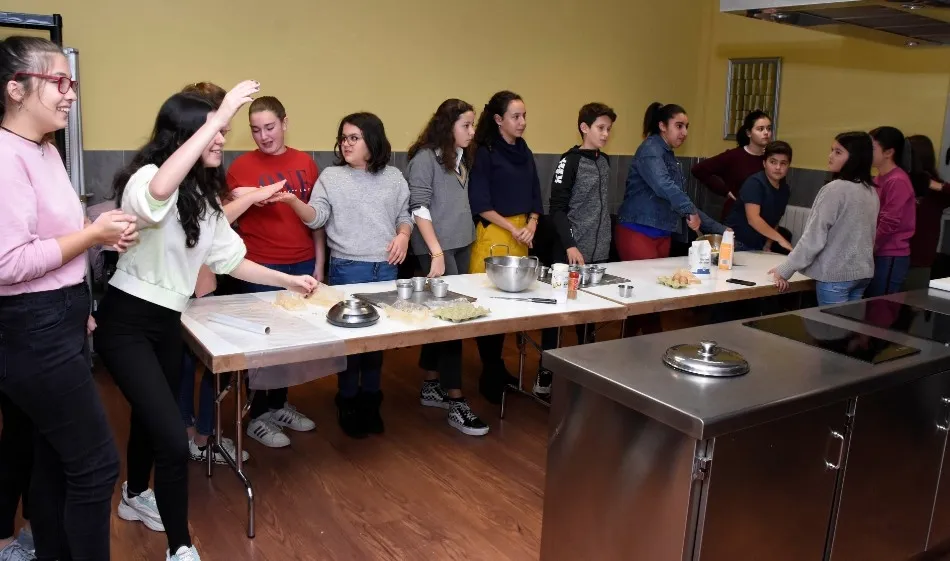 Una quincena de jóvenes aprende a preparar un coulant de turrón  