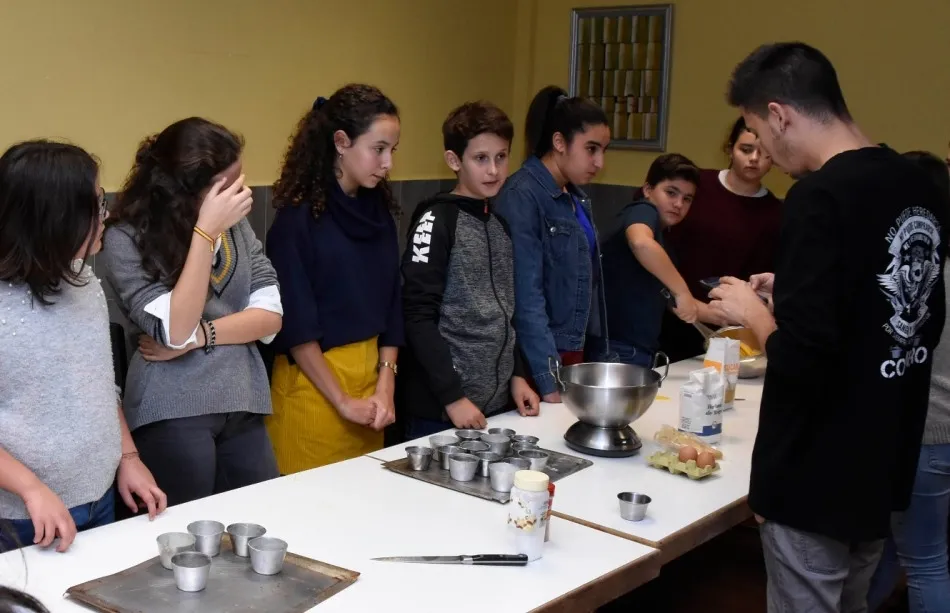 Foto 2 - Una quincena de j&oacute;venes aprende a preparar un coulant de turr&oacute;n  