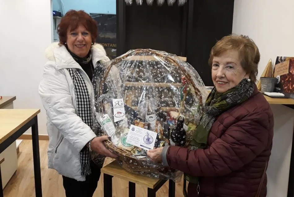 La Coral Dámaso Ledesma entrega la Cesta de Navidad que ponía en juego  