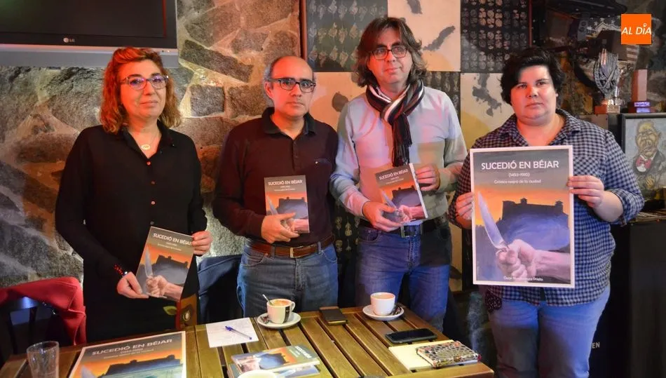 De i. a d. Ana V Peralejo, concejala de Cutura; Oscar Rivadeneyra, autor del libro, Luis Francisco Martín, director de TGC y MJ Santa Martina, directora del Béjar en Madrid