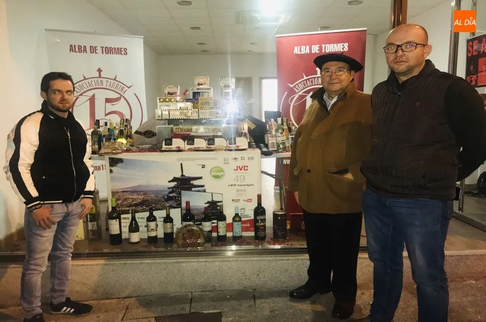 David Moro entregó la cesta a Aitor Delgado y Ángel Zabala