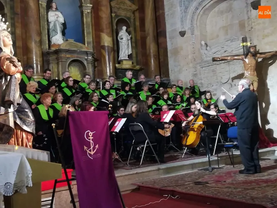 Foto 8 - El coro de San Benito pone m&uacute;sica a la Navidad