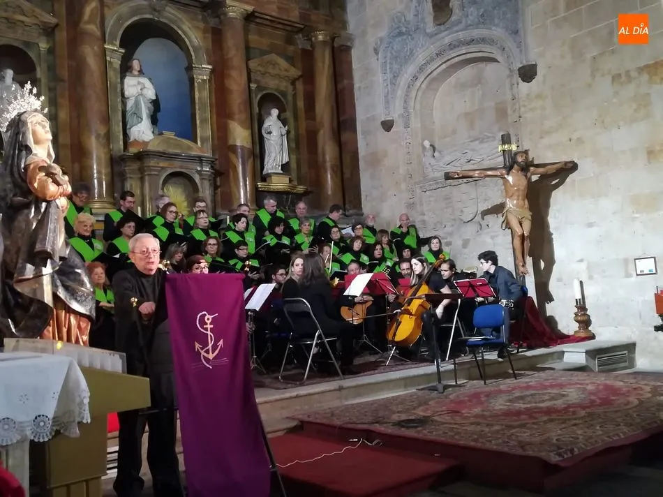 Foto 7 - El coro de San Benito pone m&uacute;sica a la Navidad