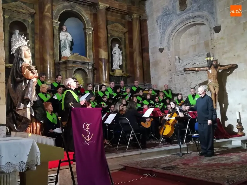 Foto 6 - El coro de San Benito pone m&uacute;sica a la Navidad