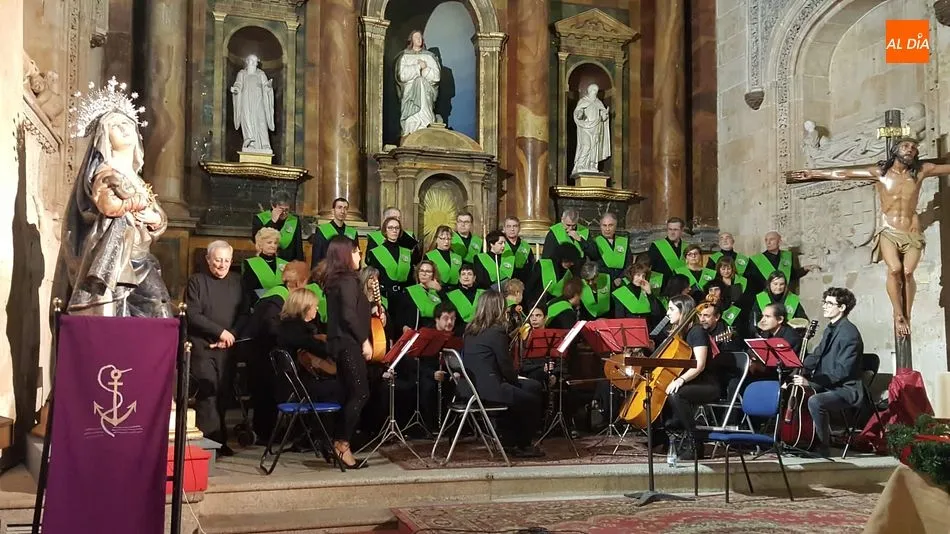 Foto 2 - El coro de San Benito pone m&uacute;sica a la Navidad