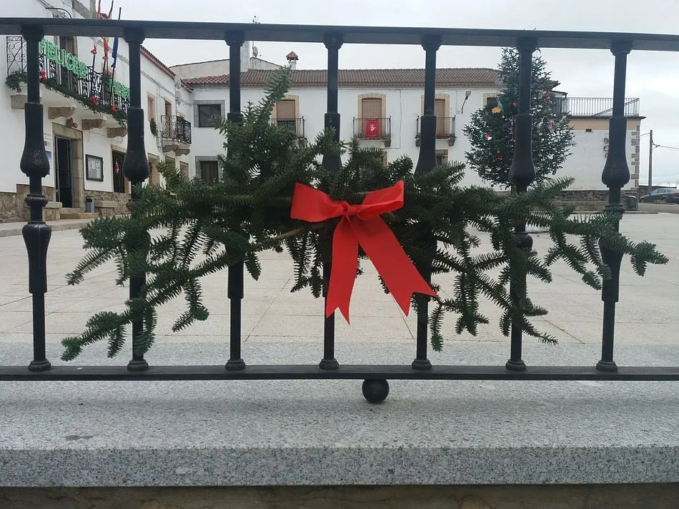 Foto 8 - Los vecinos de Villar de Ciervo disfrutan de la iluminaci&oacute;n navide&ntilde;a a pesar de las adversidades...