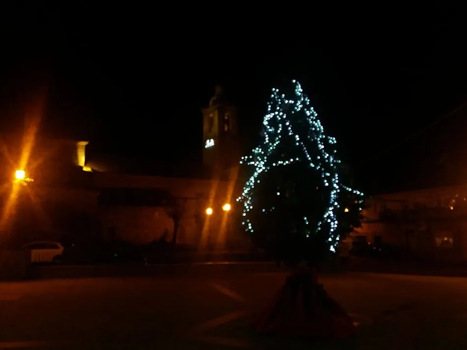 Foto 7 - Los vecinos de Villar de Ciervo disfrutan de la iluminaci&oacute;n navide&ntilde;a a pesar de las adversidades...
