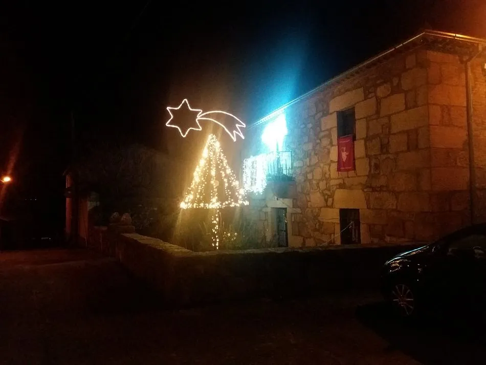 Foto 6 - Los vecinos de Villar de Ciervo disfrutan de la iluminaci&oacute;n navide&ntilde;a a pesar de las adversidades...