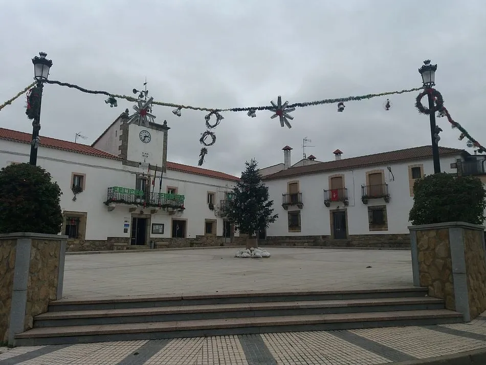Foto 5 - Los vecinos de Villar de Ciervo disfrutan de la iluminaci&oacute;n navide&ntilde;a a pesar de las adversidades...