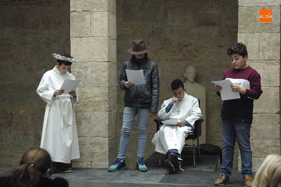Un momento de la representación teatral en uno de los patios del Seminario/ Foto: Adrián M.Pastor