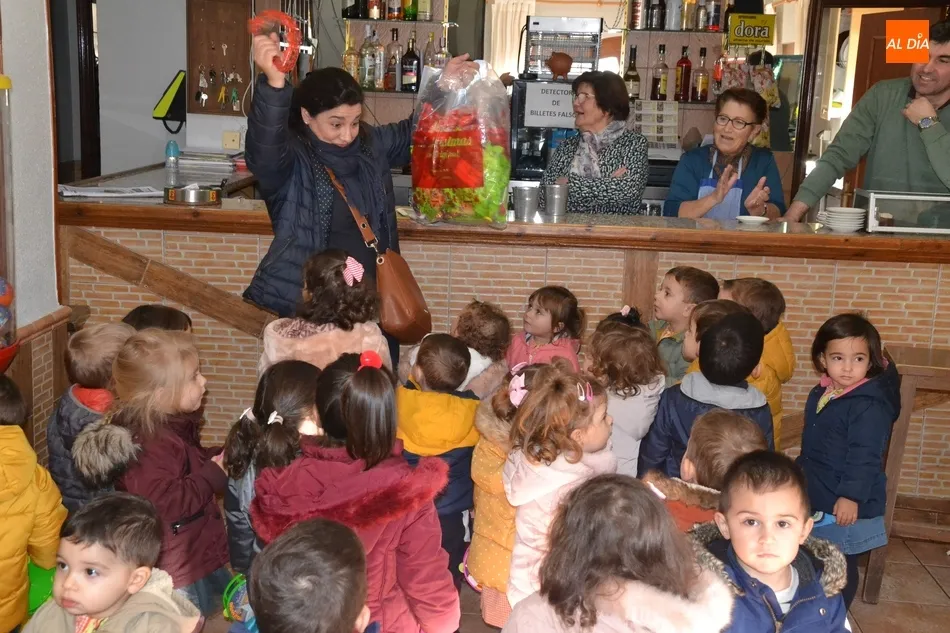 Foto 8 - Los alumnos de la Escuela Infantil animan las calles de su entorno cantando el pujo  