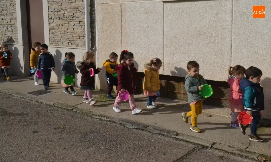 Foto 7 - Los alumnos de la Escuela Infantil animan las calles de su entorno cantando el pujo  