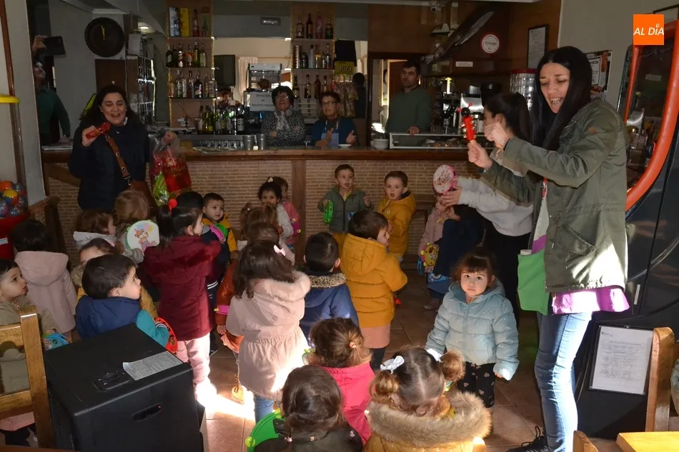 Foto 9 - Los alumnos de la Escuela Infantil animan las calles de su entorno cantando el pujo  