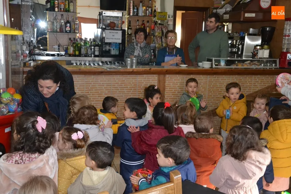 Foto 11 - Los alumnos de la Escuela Infantil animan las calles de su entorno cantando el pujo  