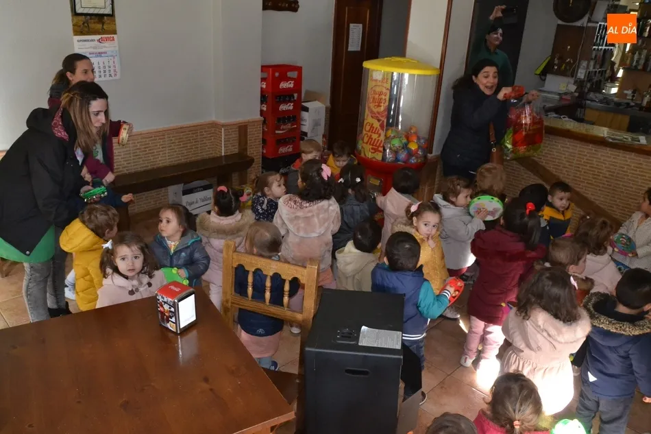 Foto 10 - Los alumnos de la Escuela Infantil animan las calles de su entorno cantando el pujo  