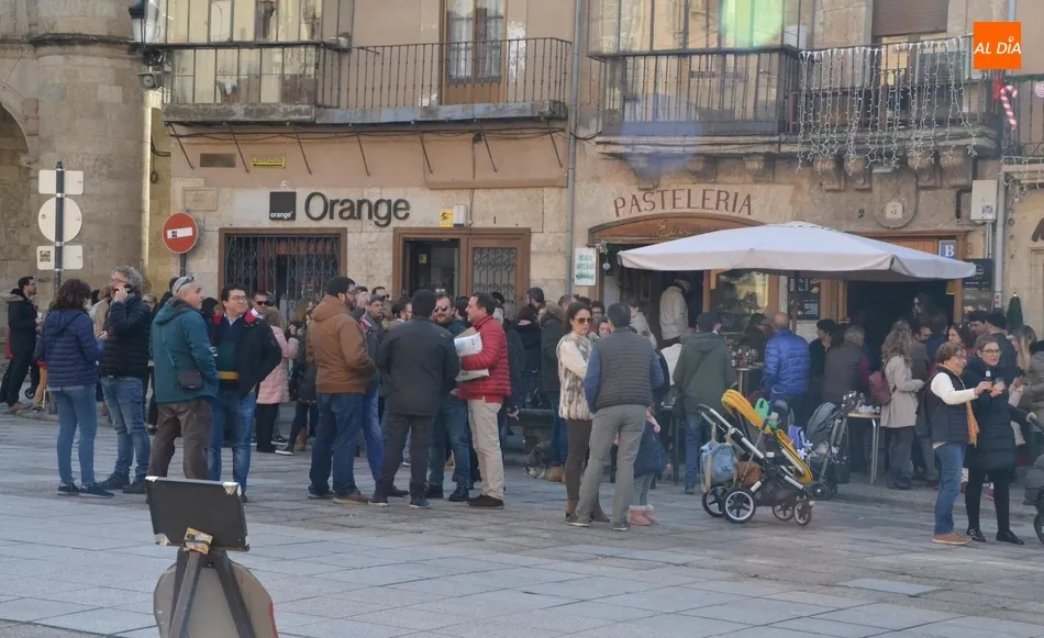 El cielo despejado favorece la animación callejera desde la mañana de Nochebuena  