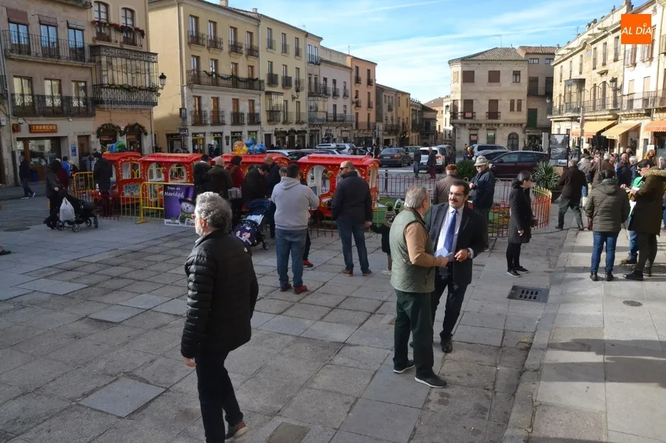 Foto 3 - El cielo despejado favorece la animaci&oacute;n callejera desde la ma&ntilde;ana de Nochebuena  