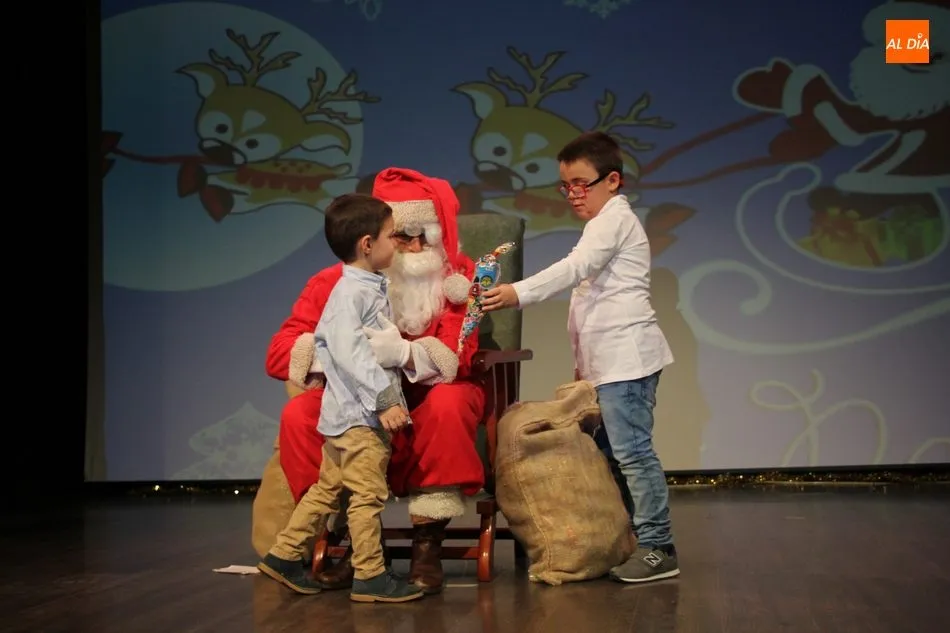 Foto 9 - Pap&aacute; Noel llena de ilusi&oacute;n el Centro Cultural de Vitigudino  