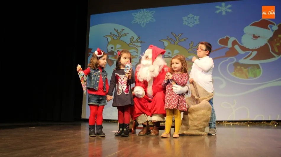 Foto 5 - Pap&aacute; Noel llena de ilusi&oacute;n el Centro Cultural de Vitigudino  