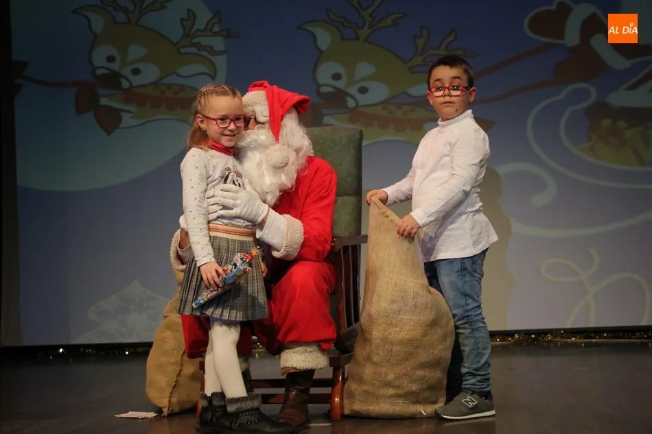 Foto 6 - Pap&aacute; Noel llena de ilusi&oacute;n el Centro Cultural de Vitigudino  