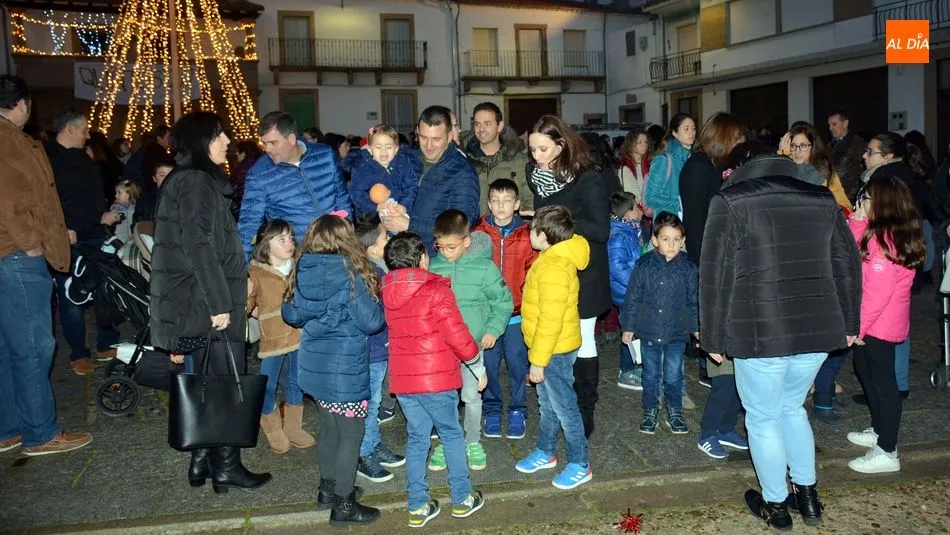 Foto 11 - Papa Noel pasea en su carroza a los ni&ntilde;os de Lumbrales en la tarde de Nochebuena