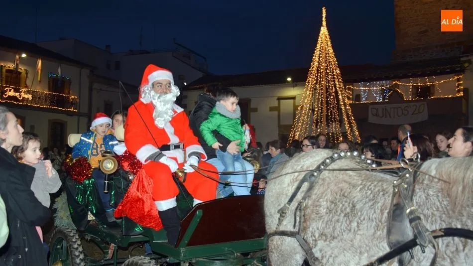 Foto 10 - Papa Noel pasea en su carroza a los ni&ntilde;os de Lumbrales en la tarde de Nochebuena