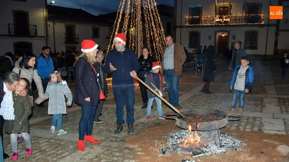 Foto 9 - Papa Noel pasea en su carroza a los ni&ntilde;os de Lumbrales en la tarde de Nochebuena