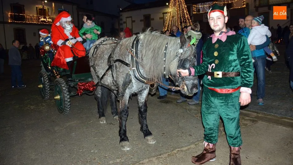 Foto 8 - Papa Noel pasea en su carroza a los ni&ntilde;os de Lumbrales en la tarde de Nochebuena