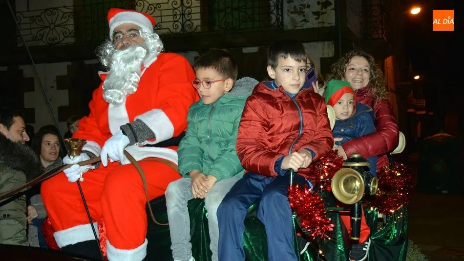 Foto 6 - Papa Noel pasea en su carroza a los ni&ntilde;os de Lumbrales en la tarde de Nochebuena