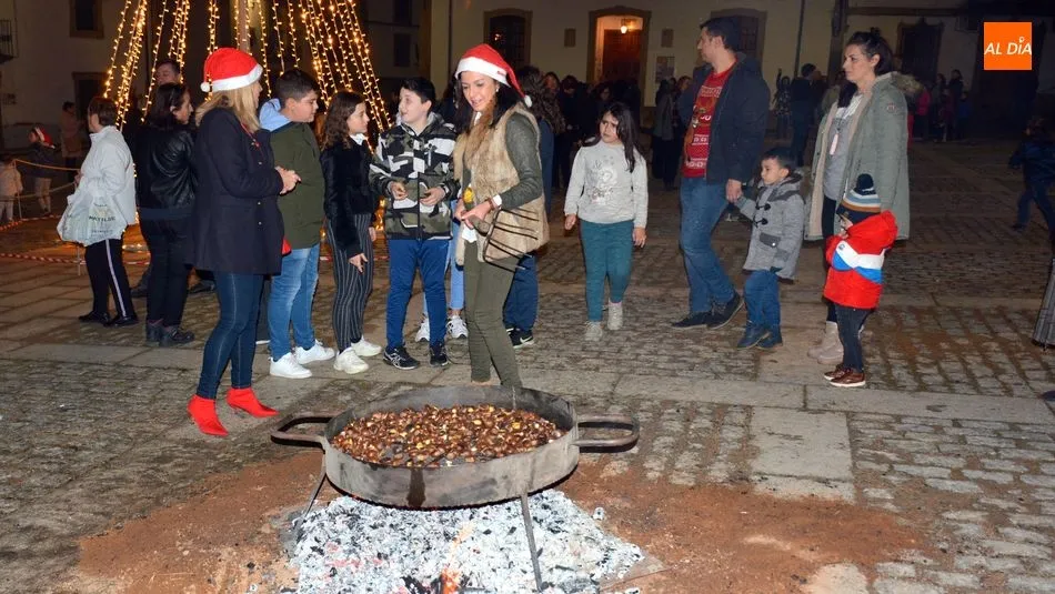 Foto 5 - Papa Noel pasea en su carroza a los ni&ntilde;os de Lumbrales en la tarde de Nochebuena