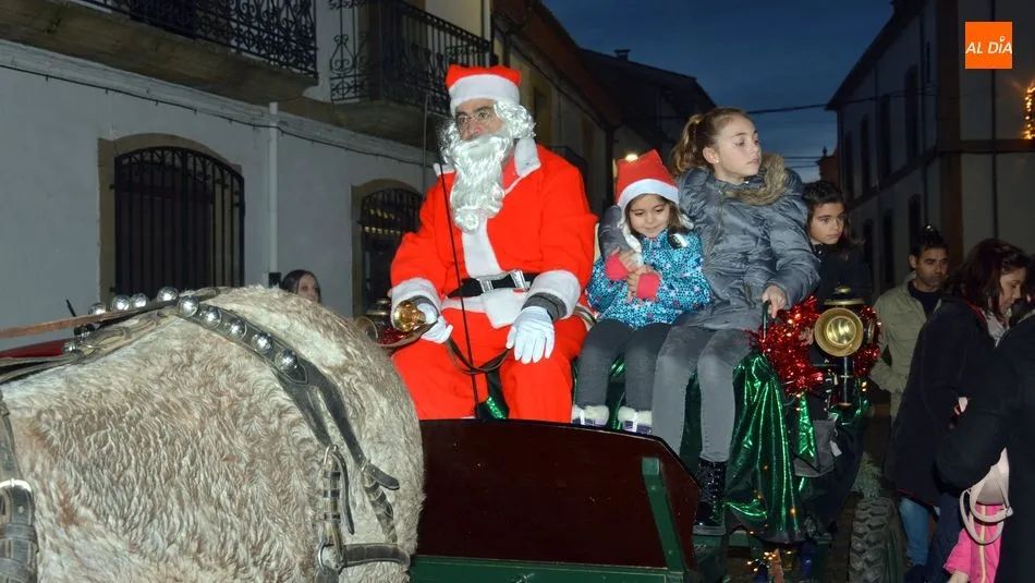 Foto 4 - Papa Noel pasea en su carroza a los ni&ntilde;os de Lumbrales en la tarde de Nochebuena