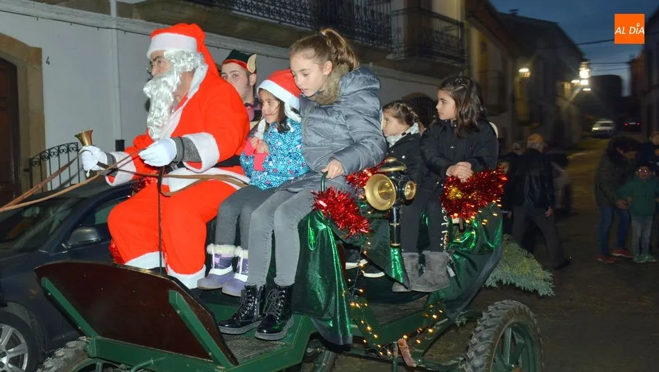 Foto 3 - Papa Noel pasea en su carroza a los ni&ntilde;os de Lumbrales en la tarde de Nochebuena