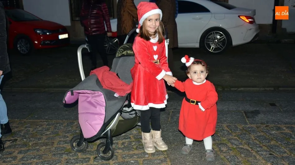 Foto 2 - Papa Noel pasea en su carroza a los ni&ntilde;os de Lumbrales en la tarde de Nochebuena