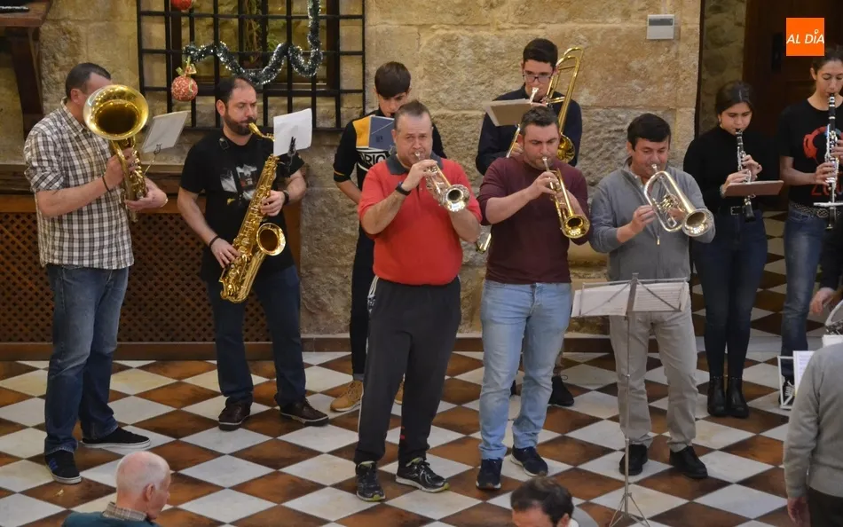 Foto 7 - Obispo T&eacute;llez y el Hospital de la Pasi&oacute;n reciben a la Banda de M&uacute;sica en la tarde de Nochebuena  