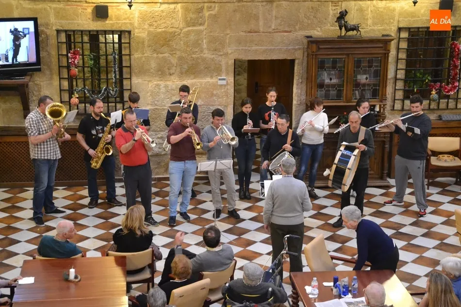 Foto 5 - Obispo T&eacute;llez y el Hospital de la Pasi&oacute;n reciben a la Banda de M&uacute;sica en la tarde de Nochebuena  