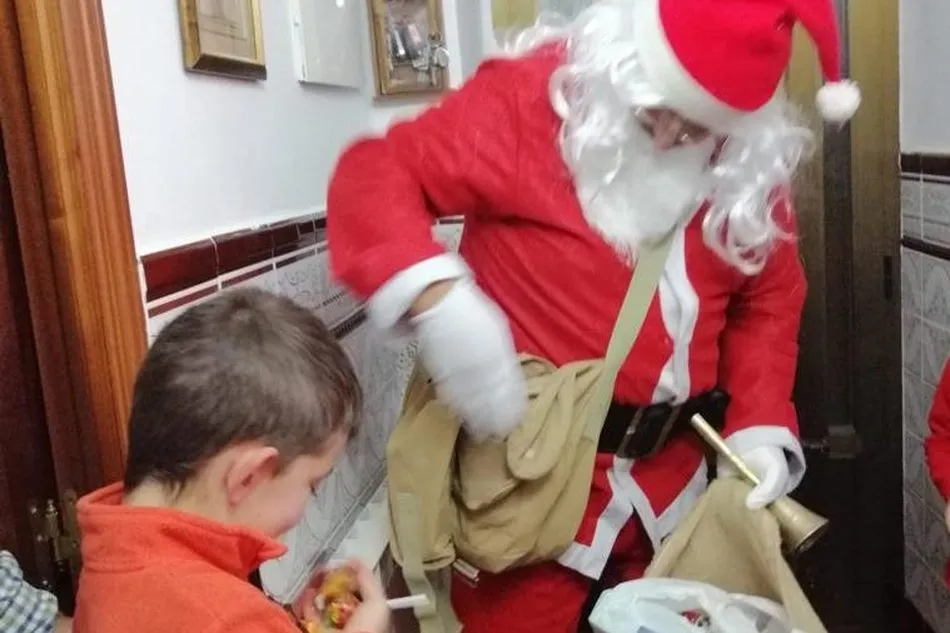 Foto 6 - Papa N&oacute;el pasa por Olmedo de Camaces y llena de alegr&iacute;a la residencia  