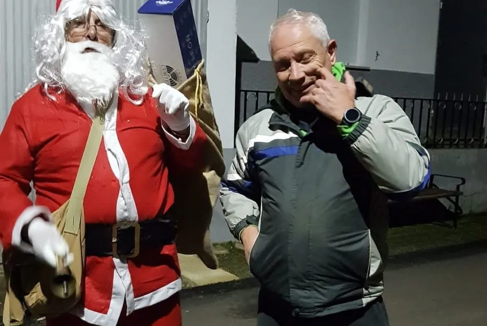 Foto 3 - Papa N&oacute;el pasa por Olmedo de Camaces y llena de alegr&iacute;a la residencia  
