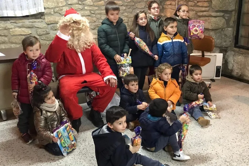 Papá Noel llena de ilusión Guadramiro con regalos para los niños  