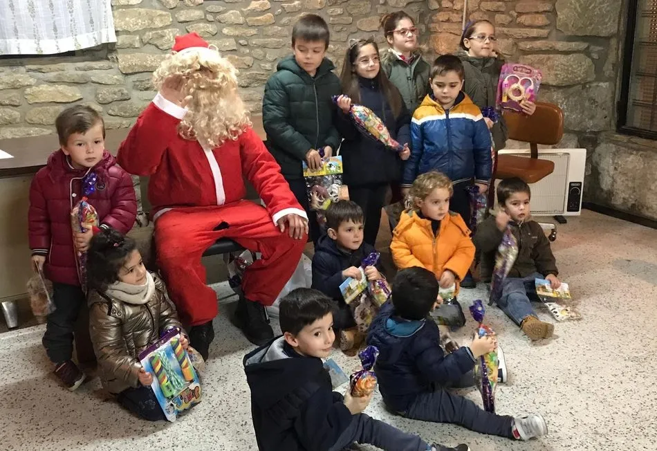 Foto 7 - Pap&aacute; Noel llena de ilusi&oacute;n Guadramiro con regalos para los ni&ntilde;os  