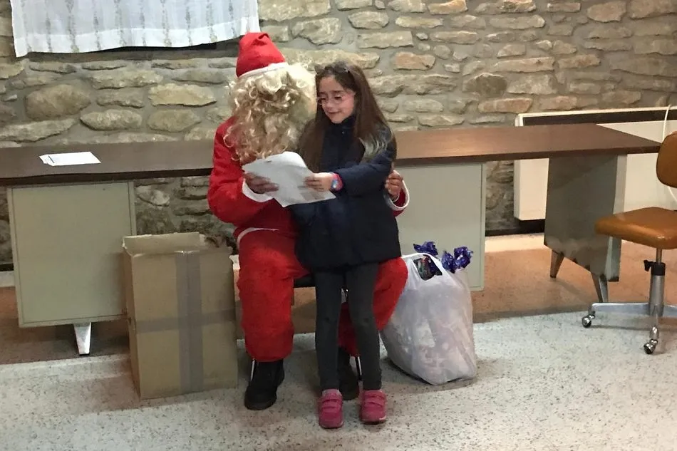 Foto 4 - Pap&aacute; Noel llena de ilusi&oacute;n Guadramiro con regalos para los ni&ntilde;os  